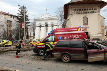 Acoperișuri smulse și copaci căzuți în stradă, în urma vijeliei de vineri dimineață