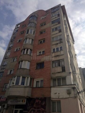 Acoperișuri smulse și copaci căzuți în stradă, în urma vijeliei de vineri dimineață