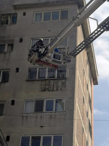 Acoperișuri smulse și copaci căzuți în stradă, în urma vijeliei de vineri dimineață