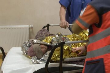 Copilul de 4 ani a fost găsit, după o noapte întreagă de căutări, de un cioban și adus cu o ambulanță la Unitatea de Primire Urgențe