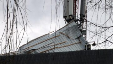 Acoperișul de tablă al fostului Centru de Proiectări a fost afectat de vântul puternic, fiind nevoie de ancorarea sa
