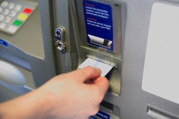 Femeia este acuzată că a sustras 1500 de lei din contul unei colege de serviciu, utilizând cardul bancar al victimei