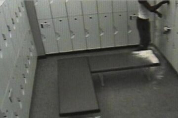 Cinci copii au spart vestiarele unui centru de agrement din Cacica