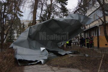 Acoperișul de tablă a unui bloc a fost luat de vânt și a ajuns în spațiul verde dintre blocuri