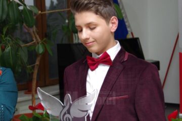 Premiul I și Trofeul Concursului de interpretare instrumentală „Cel mai bun interpret” au fost obținute de elevul Oliviu Daniel Bobu Premiul I și Trofeul Concursului de interpretare instrumentală „Cel mai bun interpret” au fost obținute de elevul Oliviu Daniel Bobu