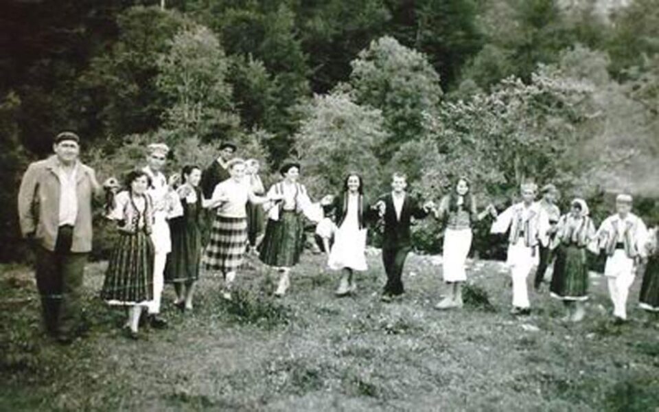 „S-a încins o horă mare” „S-a încins o horă mare”