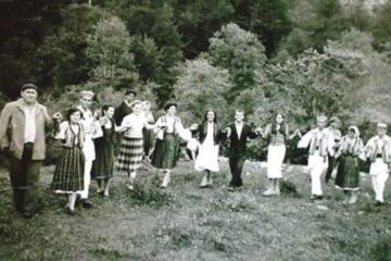 „S-a încins o horă mare”