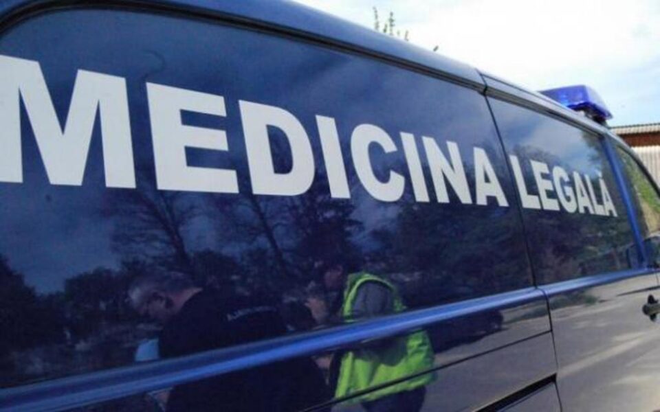 Corpul neînsuflețit al tânărului a fost transportat la morga din Fălticeni, pentru necropsie Corpul neînsuflețit al tânărului a fost transportat la morga din Fălticeni, pentru necropsie