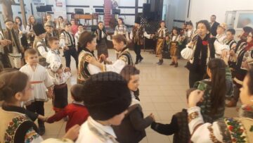 Caravana „10 pentru folclor” a adus cântec, joc și voie bună la Căminul cultural din Sfântu Ilie