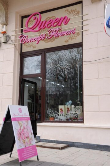 O nouă florărie Queen oferă o variată ofertă de flori și accesorii, pe esplanada din centrul orașului