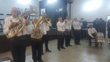 Caravana „10 pentru folclor” a adus cântec, joc și voie bună la Căminul cultural din Sfântu Ilie