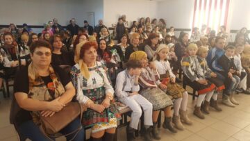 Caravana „10 pentru folclor” a adus cântec, joc și voie bună la Căminul cultural din Sfântu Ilie