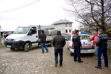 În mai multe cazuri, crescătorii au blocat mașinile de lapte, disperați să-și primească banii