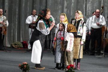 Sofia Vicoveanca alături de cele patru fetițe ale familiei Belciug