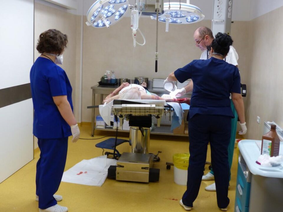 Bătrâna mușcată de câini a fost operată și se află sub tratament în spital