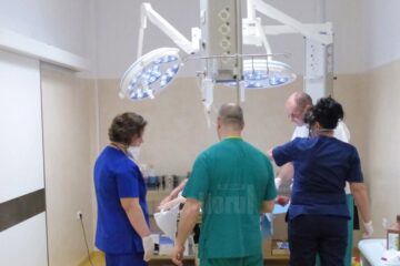 În urma agresiunii, bătrâna a avut nevoie de mai multe intervenții chirurgicale