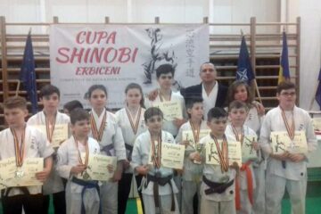 Sensei George Crăciunescu, alături de o parte din sportivii pe care îi pregătește