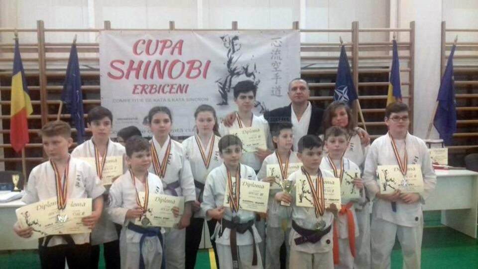 Sensei George Crăciunescu, alături de o parte din sportivii pe care îi pregătește