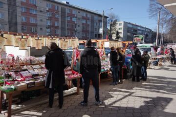 Ofertă diversificată de mărțișoare la tarabele de pe străzile Sucevei