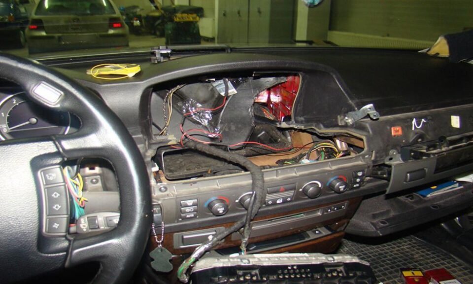 Bord de autoturism BMW „blindat” cu pachete de țigări