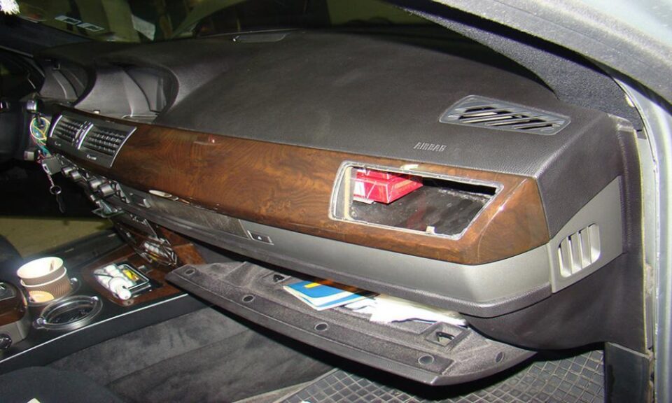 Bord de autoturism BMW „blindat” cu pachete de țigări