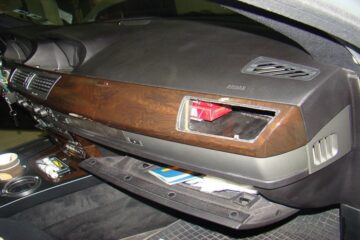 Bord de autoturism BMW „blindat” cu pachete de țigări