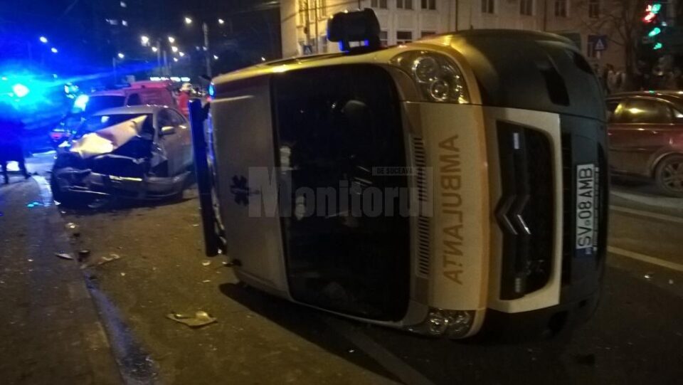 Ambulanță în misiune, răsturnată în mijlocul unei intersecții din Suceava