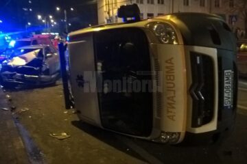 Ambulanță în misiune, răsturnată în mijlocul unei intersecții din Suceava