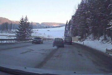 Multe porțiuni de pe DN 17, după Pojorâta, arată foarte rău