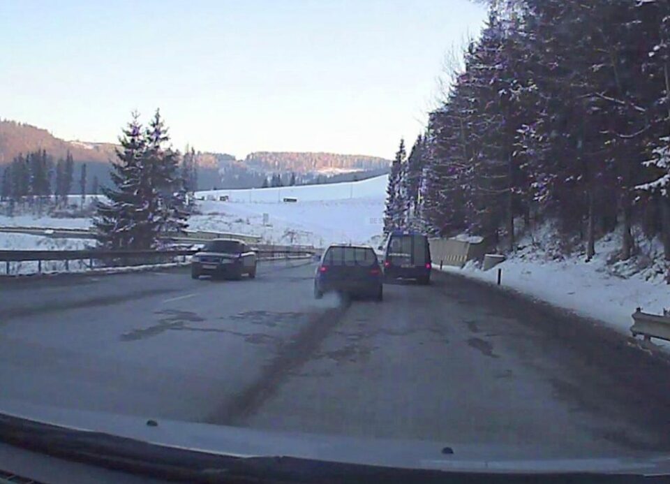 Multe porțiuni de pe DN 17, după Pojorâta, arată foarte rău