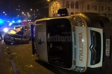 Ambulanța a fost izbită din lateral și s-a răsturnat în mijlocul intersecției