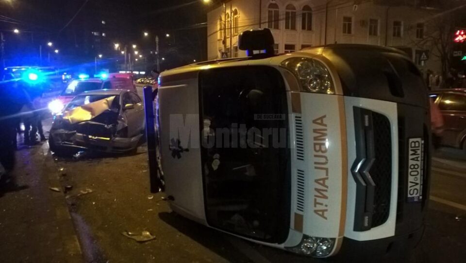 Ambulanța a fost izbită din lateral și s-a răsturnat în mijlocul intersecției