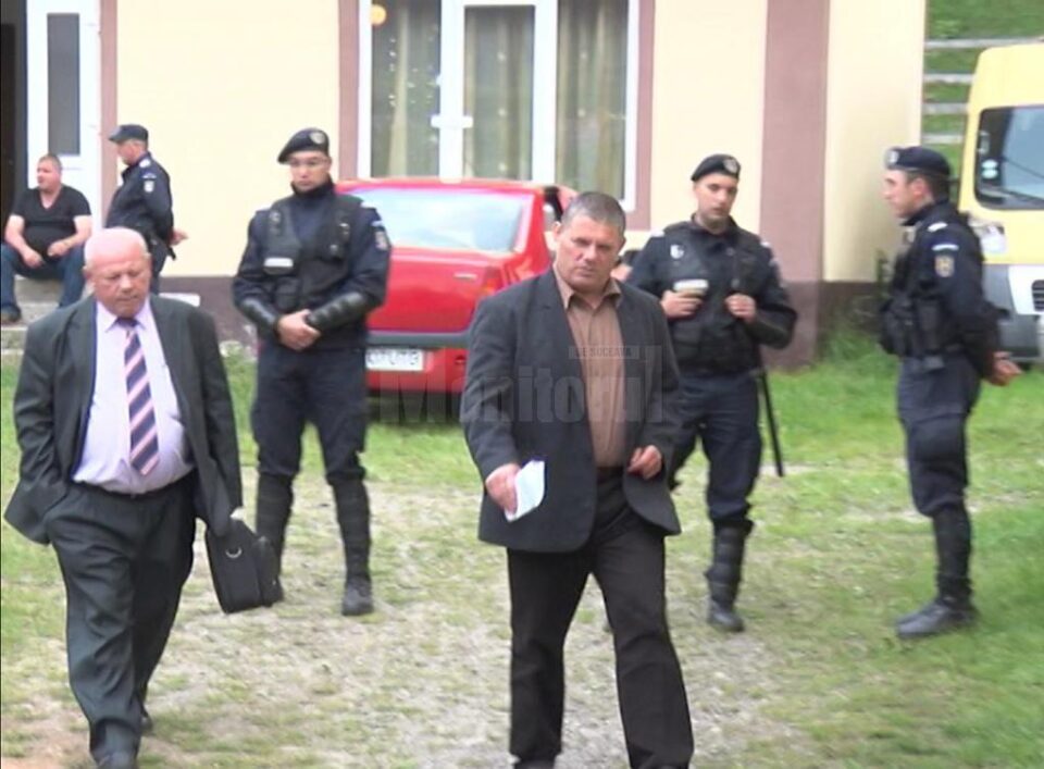 Ilie Gherman nu a acceptat prea ușor nici rezultatul alegerilor din 5 iunie, iar susținătorii săi au blocat drumul județean, pentru ca buletinele de vot să nu poate fi transportate la Biroul Electoral Județean