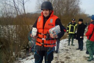 Pirotehniștii au folosit mai multe încărcături de trotil pentru dislocarea gheții de pe râu