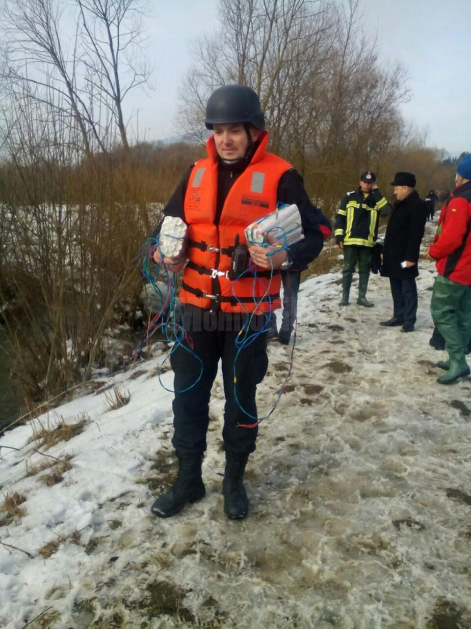 Pirotehniștii au folosit mai multe încărcături de trotil pentru dislocarea gheții de pe râu Pirotehniștii au folosit mai multe încărcături de trotil pentru dislocarea gheții de pe râu