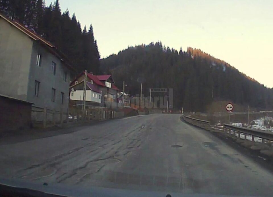 Risc mare de accidente din cauza degradării accentuate a DN 17, în zona de munte a Sucevei