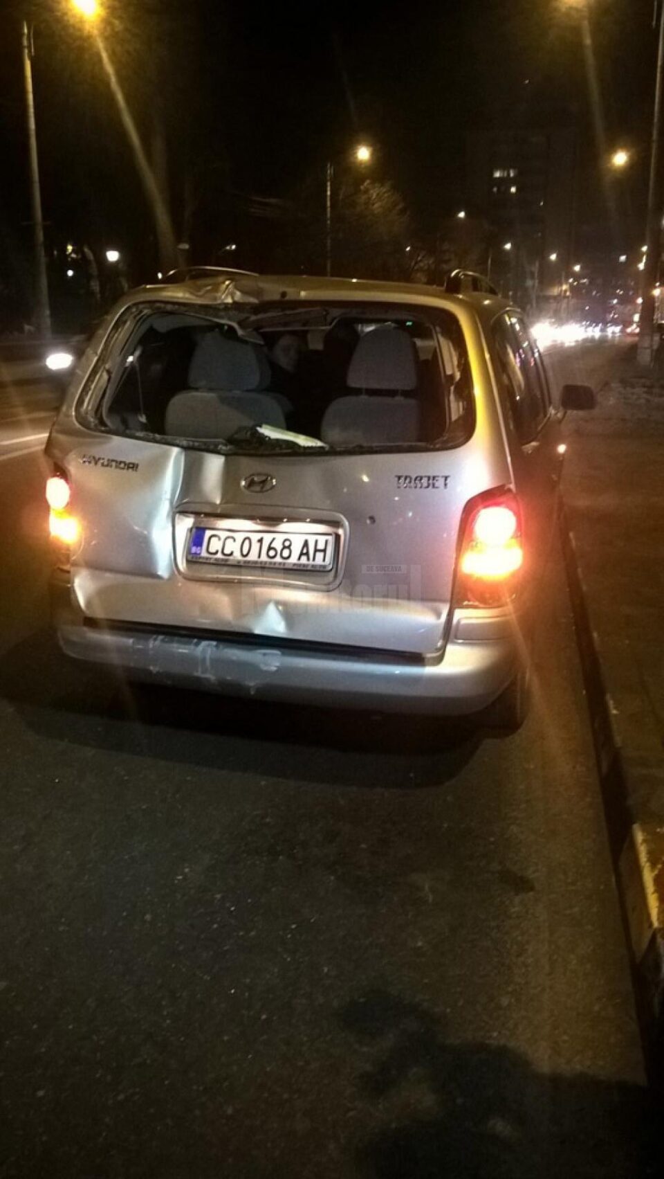 Mașina lovită de ambulanță în partea din spate