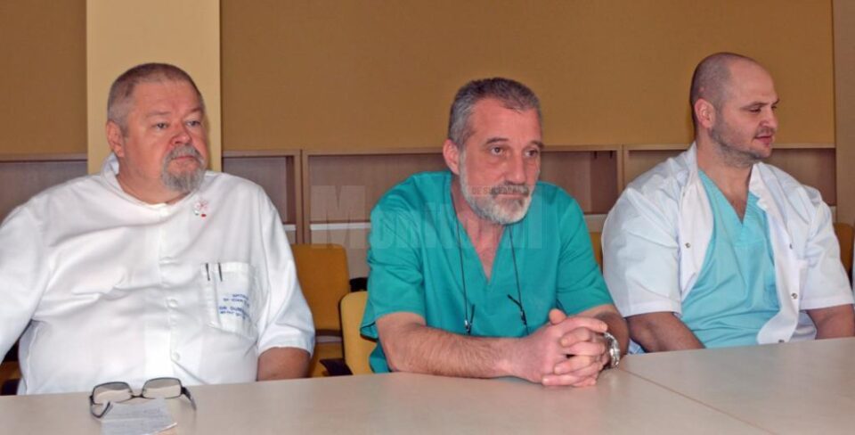 Șeful secției ORL, Corneliu Dumitrescu, medicul Teodor Grecu și noul medic al secției, Nicolae Onica Șeful secției ORL, Corneliu Dumitrescu, medicul Teodor Grecu și noul medic al secției, Nicolae Onica
