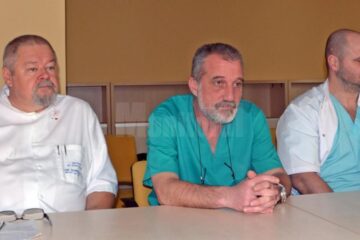 Șeful secției ORL, Corneliu Dumitrescu, medicul Teodor Grecu și noul medic al secției, Nicolae Onica