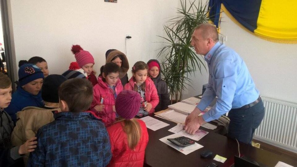 Copiii din Moara s-au deplasat la sediul primăriei, unde i-au oferit primarului Eduard Dziminschi mărțișoare Copiii din Moara s-au deplasat la sediul primăriei, unde i-au oferit primarului Eduard Dziminschi mărțișoare