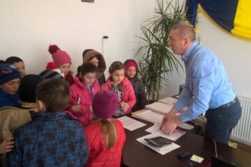 Copiii din Moara s-au deplasat la sediul primăriei, unde i-au oferit primarului Eduard Dziminschi mărțișoare