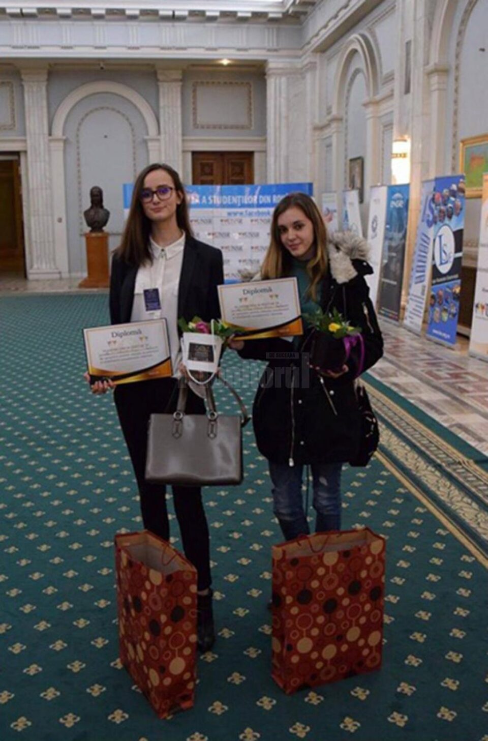Elevele Alexandra Lungu, din clasa a XII-a, și Noemi Daiana Becica, din clasa a XI-a, de la Colegiul Național „Dragoș Vodă” din Câmpulung Moldovenesc, au obținut titlul de „Elev de 10”