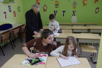 Arhimandritul Vartolomeu Chira, președintele Asociației „Sfântul Ioan cel Nou de la Suceava”, în mijlocul copiilor