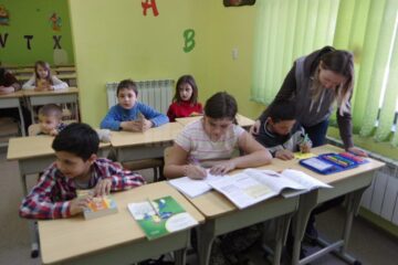 Copiii sunt ajutați să-și facă lecțiile