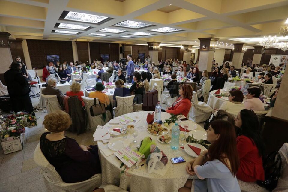 10.000 de lei s-au adunat joi, 2 martie, din vânzarea unor bilete și din donații, în cadrul Conferinței „Gestionarea emoțiilor”. Foto: AMI VIȚEGA