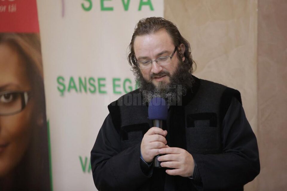 10.000 de lei s-au adunat joi, 2 martie, din vânzarea unor bilete și din donații, în cadrul Conferinței „Gestionarea emoțiilor”. Foto: AMI VIȚEGA