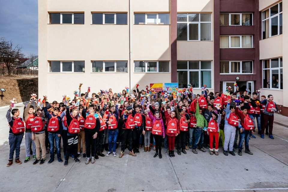 Campania „School in a Bag” a ajuns anul acesta la copiii din Băișești, Berchișești, Țâmpoceni și Corlata