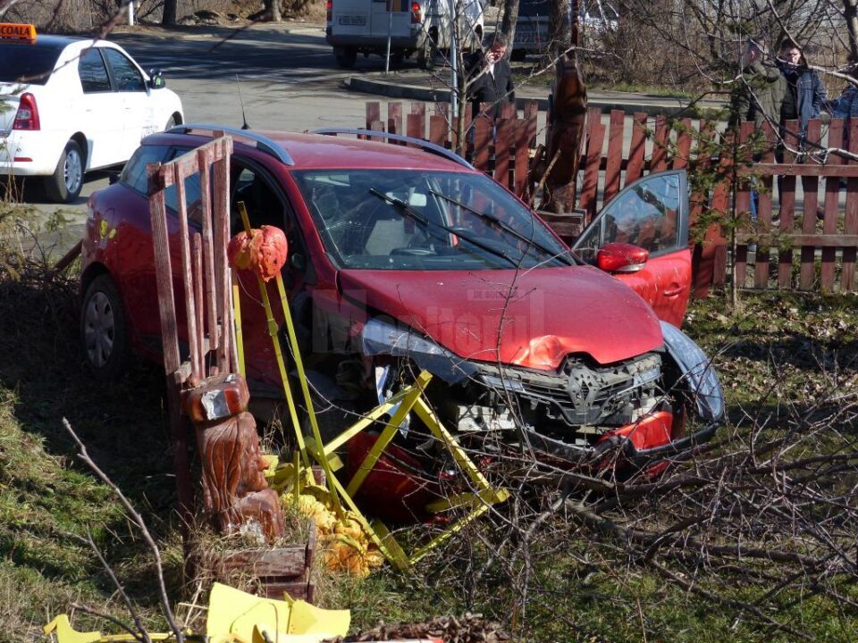 Impactul puternic a proiectat autoturismul Renault peste gardul unei grădini din apropiere Impactul puternic a proiectat autoturismul Renault peste gardul unei grădini din apropiere