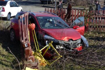 Impactul puternic a proiectat autoturismul Renault peste gardul unei grădini din apropiere