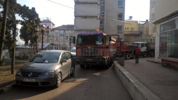 O stradă din centrul Sucevei, blocată mai bine de o oră de o șoferiță plecată cu treburi